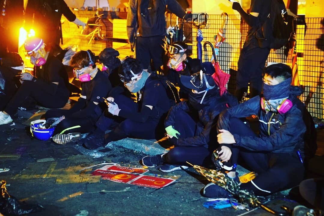 堀潤さんのインスタグラム写真 - (堀潤Instagram)「「大学は私たちの家だから。家族を守るために闘うんだ。もちろん、怖い。怖いけど守らなくてはいけないものがあるから」中文大学構内は戦場だった。大学生たちのことば。#standwithhongkong #香港加油」12月26日 0時01分 - junhori79