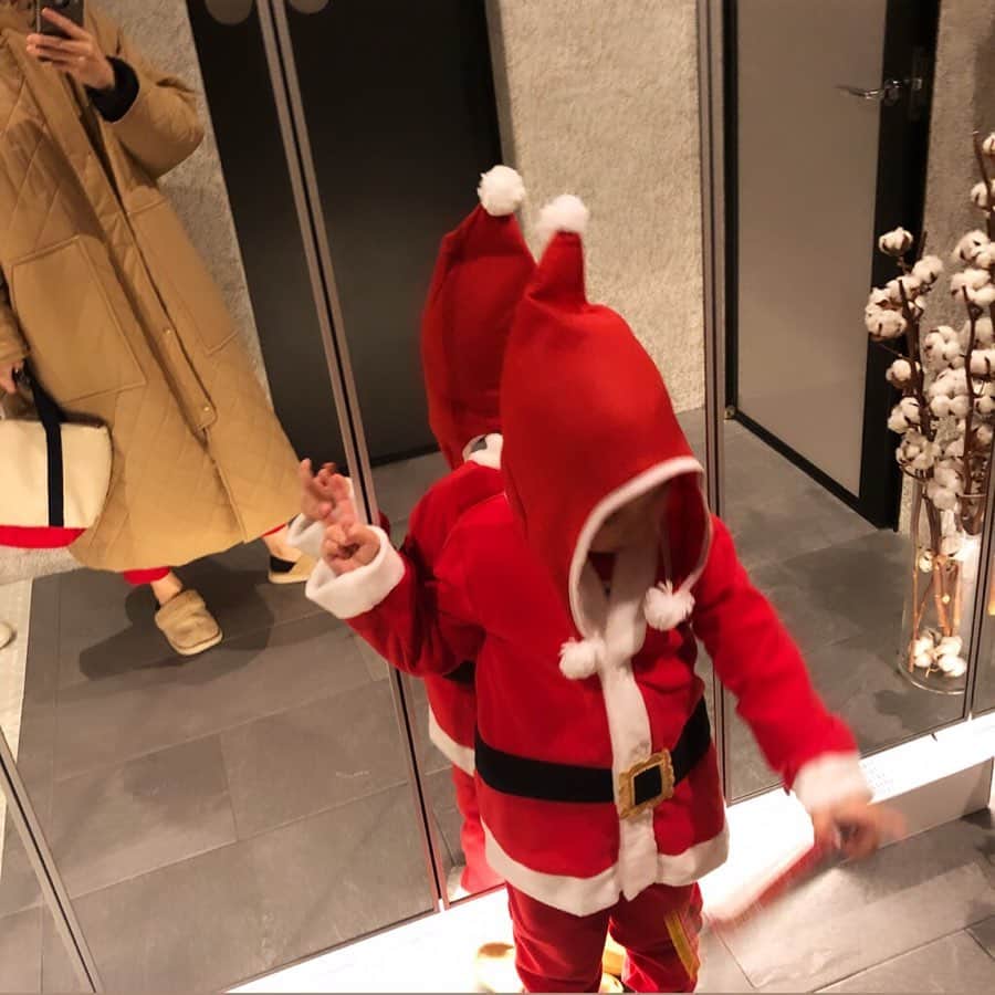 外村久美子さんのインスタグラム写真 - (外村久美子Instagram)「・ Merry Christmas🎄 santa🎅の付き人に、小さなコビトが沢山いるって話」12月25日 22時27分 - kummy153