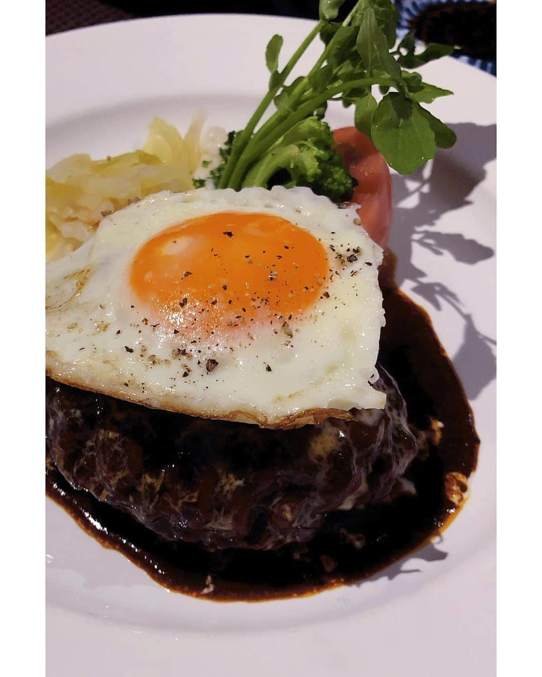 Ryoko Yunokiのインスタグラム：「+ + + Demi glacé hamburger steak with sunny side up egg😋 + + + #洋食dinningQuattro #洋食ダイニングクアトロ #ハンバーグ」