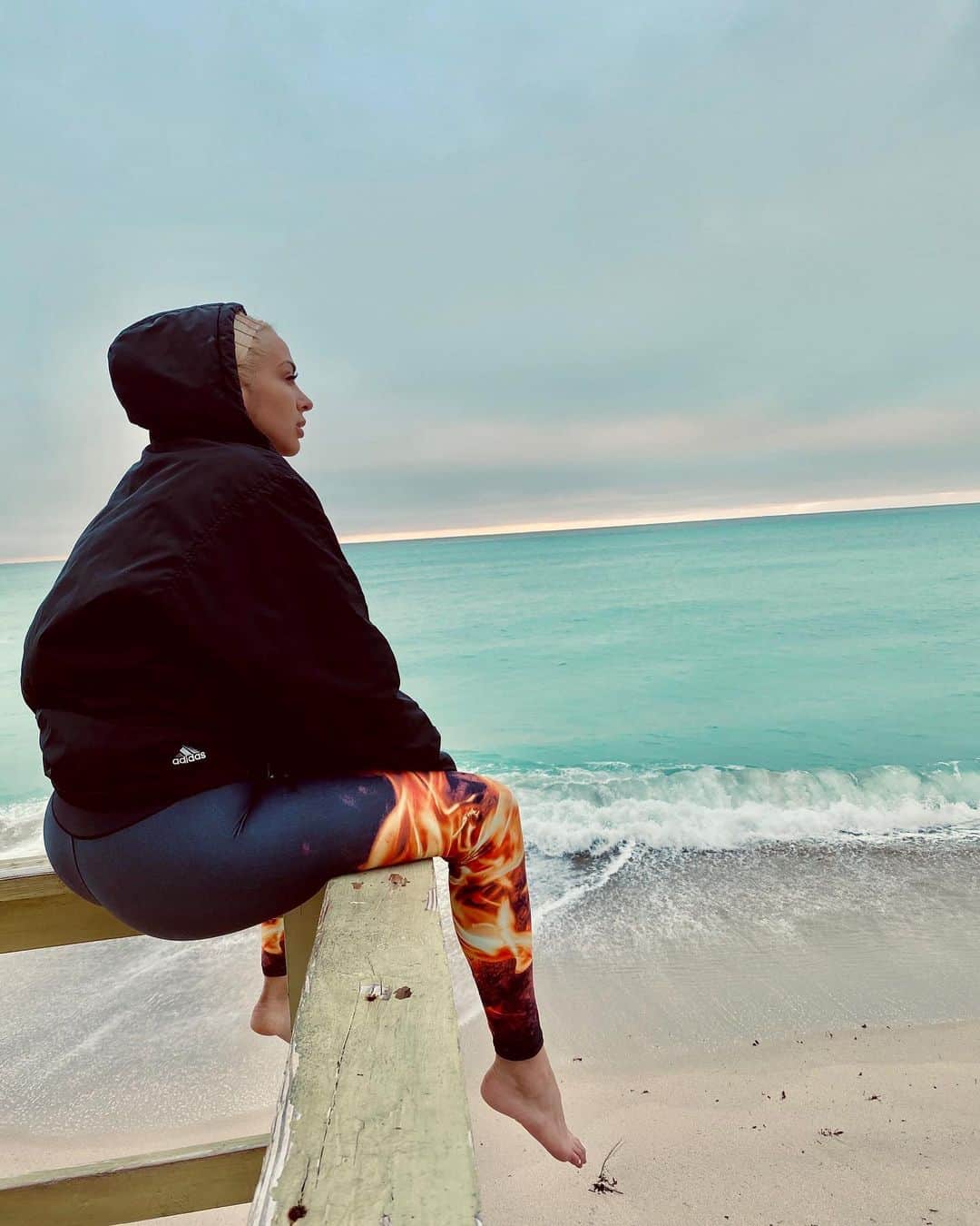 ベロニカ・ベガのインスタグラム：「Today I came out to see the God Show... I wanted to watch the sunrise on Xmas morning. Wanted to meditate and set my intentions. But instead I was completely distracted by the fact that the sun didn’t show itself.. I waited and waited and didn’t see it. I felt that was a lesson. Be grateful for every time you get to see the sun for God can change that if he wants to wherever, whenever. I am grateful for all of us today! May we cherish the day. God bless! LOVE 🙏🏽」