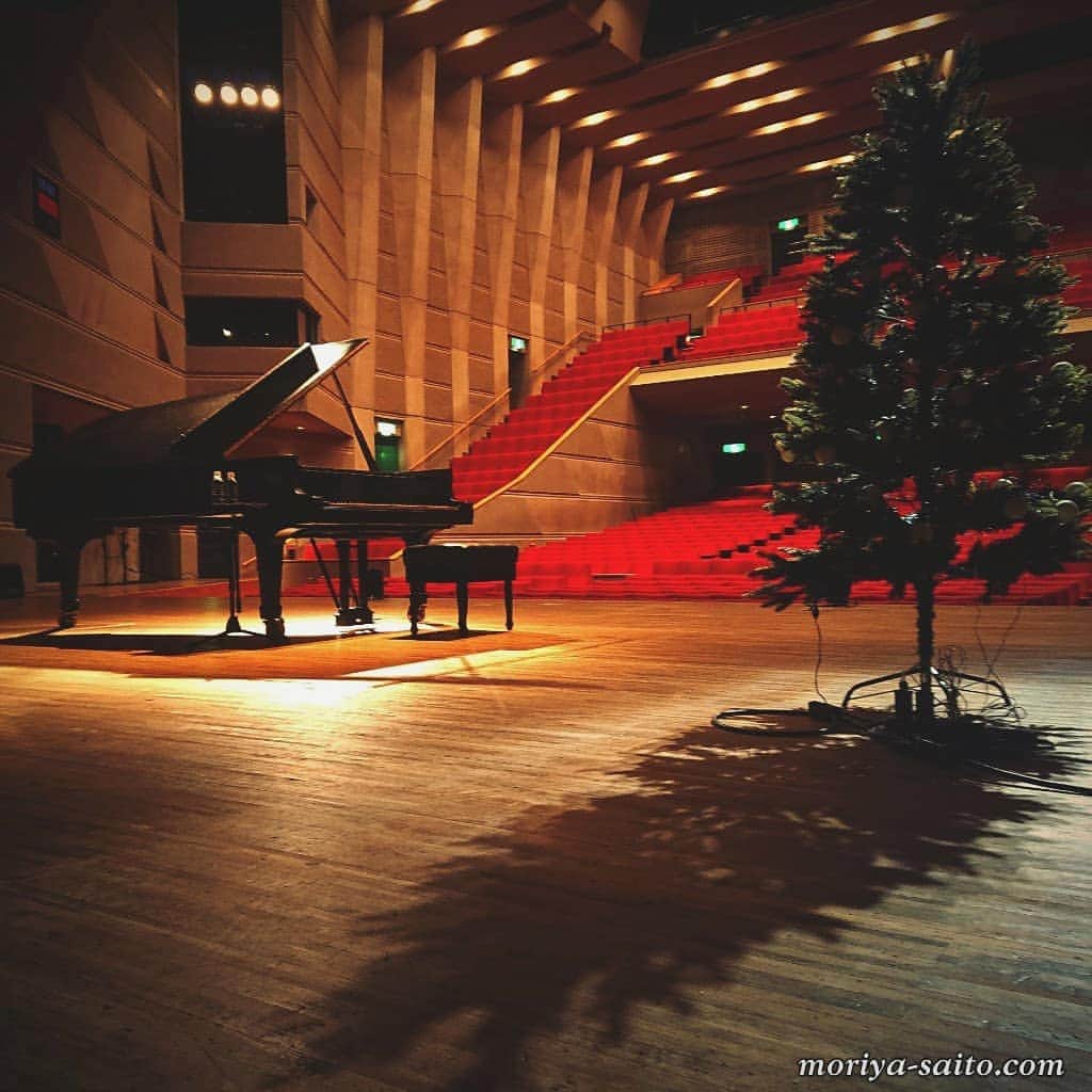 斎藤守也さんのインスタグラム写真 - (斎藤守也Instagram)「「レ・フレール ノエル・ド・キャトルマン 2019 〜マジカル・クリスマス〜@日野」にお越し下さった皆さま、ありがとうございました❄️ レフレールとしては今年最後の公演でした。今年一年レフレールのコンサートにお越し下さった皆さま、ありがとうございました！  メリークリスマス！🎄🎅⛄ #東京都 #日野市  #ひの煉瓦ホール  #日野市民会館  #レフレール #lesfreres  #ノエルドキャトルマン 2019  #noeldequatremains  #マジカルクリスマス  #クリスマスコンサート  #メリークリスマス ！ #斎藤守也 #moriyasaito #守也 #moriya #MONOLOGUE #monologue」12月25日 22時31分 - moriya_monologue