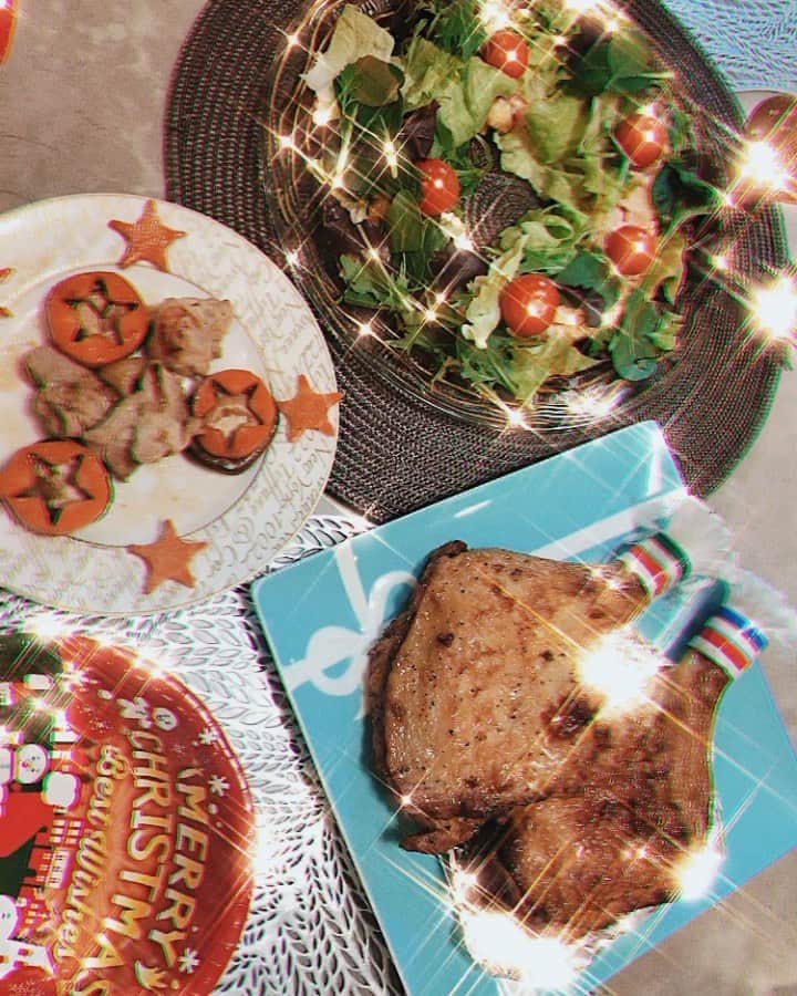 谷口紗耶香のインスタグラム：「#merrychristmas 🎄🎅 ・ #令和クリスマス　家族5人で過ごす最初のXmas🎁 ・ まぁー、料理作るにしたって いつグズるか分からないし、バタバタで毎年あまり凝ったお料理は無いけど笑笑 ・ ゆーっくりまったりお家で過ごすクリスマスが我が家の定番です。🍴 ・ #リースサラダ　を作ってみたよ！🥗 ・ 31 の　アイスクリームは　ツリーのバラエティパックにして無駄なく。😂 ・ みんな素敵なChristmasを✨ #instamodel#instaootd#ootd#model#japanesemodel#sayakataniguchi#shooting#kawaii#girl#mama#instafashion#japanese#today#cute#拍照#可爱#今天的衣服#谷口紗耶香#时尚#패션#귀엽다#일본인#촬영#親バカ部#ママリ#ママコーデ#ファッション」