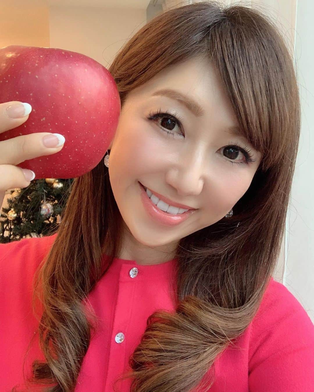 和泉佳子さんのインスタグラム写真 - (和泉佳子Instagram)「今年も青森から、立派な、立派な、真っ赤なりんごが届きました🍎 . 見て！こんなに大きいの✨ . 気持ちが何より嬉しい😌💕 . 毎年本当にありがとう🍎🍎🍎 . また会いたいよ😌 . . . #和泉佳子　#青森のりんご  #ありがとう」12月25日 22時33分 - yoshiko_izumi