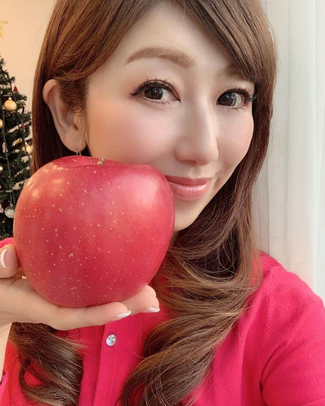 和泉佳子さんのインスタグラム写真 - (和泉佳子Instagram)「今年も青森から、立派な、立派な、真っ赤なりんごが届きました🍎 . 見て！こんなに大きいの✨ . 気持ちが何より嬉しい😌💕 . 毎年本当にありがとう🍎🍎🍎 . また会いたいよ😌 . . . #和泉佳子　#青森のりんご  #ありがとう」12月25日 22時33分 - yoshiko_izumi