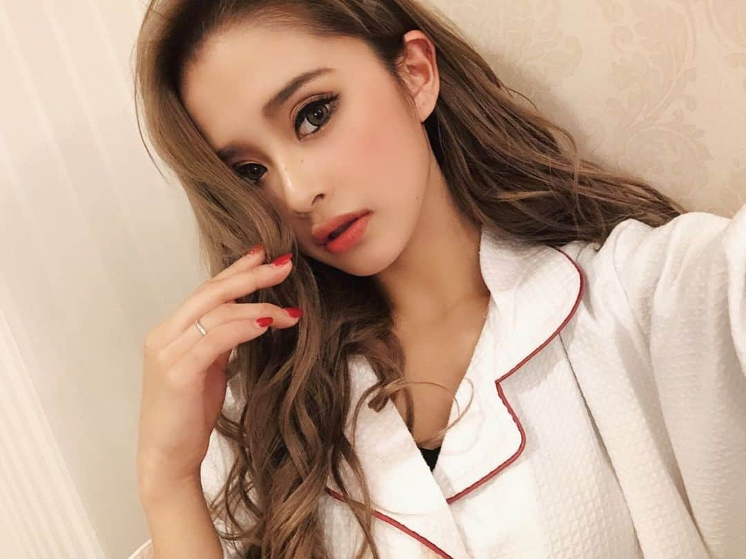 加藤美佳さんのインスタグラム写真 - (加藤美佳Instagram)「無事帰宅🌹 てことで今日はクリスマスですね🎄遅 撮影で大阪初めて行って 今年のクリスマスは大阪で過ごして そしてUSJとなにかと楽しすぎた！ 明日は家族で1日遅れのクリパします（笑）🥰 メリークリスマス🔔🎄 素敵な一夜をお過ごしください✨遅 おやすみぃ」12月25日 22時33分 - katomika1212