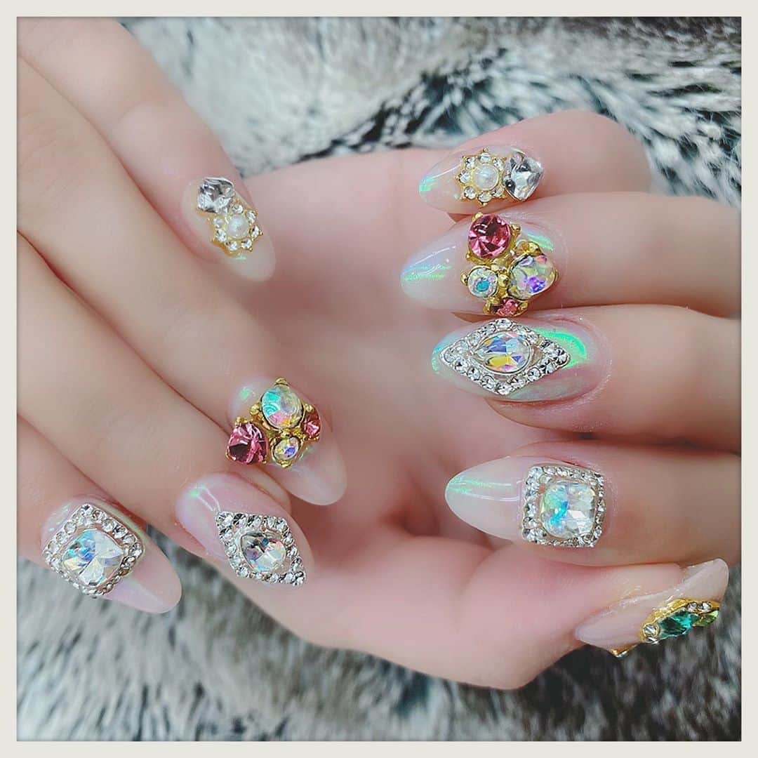 のインスタグラム：「2019.12.25 メリークリスマス🎄🎁 な今日は 今年最後のネイルへ💅 大きなパーツに憧れていたので 完成度の高さに感動してます。  #tomocanail 親指は写ってないけど祖母のイニシャル❤️ #パーツネイル #nail #ネイル#nailart #派手ネイル#ミラーネイル#オーロラネイル #キラキラネイル #tokyo#japan#東京 #渋谷#shibuya 💅#madnailsalon 明日は仕事納め！の予定だけど 頑張る💪」