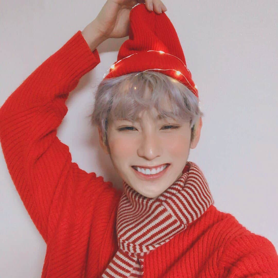 IN2ITさんのインスタグラム写真 - (IN2ITInstagram)「MERRY CHRISTMAS!!!!!! IN2U!!!!! ⛄️⛄️⛄️⛄️⛄️⛄️⛄️⛄️⛄️⛄️ ㅤㅤ  #인투잇 #인투유 #아이젝 #IN2IT #IN2U #Isaac #젝그 #오늘젝젝의크리스마스메이크업어땠어요 #배우고싶으면Vlive에서다시보기하면됩니다 #오늘은무료클래스였고 #나중에더배우고싶으면신청해야배울수있으니까 #망설이지말고지금바로젝젝메이크업커버고고 #나중에는이세상에서젝젝만할수있는메이크업만들어야겠다 #IsaacChristmasMakeUpChallenge #ImmaWaiting #IKnowThatYouGuysWantedToSignUpForMyClassButTheClassIsFullNow #WaitForTheNextSemester #TheresVariousClassesSoDontMissOutTheGreatChanceToBeTheUWUestPerson #MerryChristmasIN2U  ㅤㅤ  #BangJekPertamaKaliBuatMakeUpTutorialAdaSikitGementar #TapiMacamBolehTahanLaKan #BangJekAkanCelebrateChristmasDuluNantiBangJekDatangLagiYa #KasiTauSayaKalauMauJoinAcademyJekJekSebabKamiAdaPelbagaiKelas #聖誕節快樂 #有誰想參加傑傑的俱樂部 #你們要等到下一期才能報名因為這期太忙了 #要是你們參加的話你們一定能成為這世界上最快樂的人 #哥哥今天有點萌所以你們也要一起萌萌的 #從明天開始才性感哥哥 #跟我分享嘛你們聖誕過得怎麼樣」12月25日 22時43分 - official_in2it