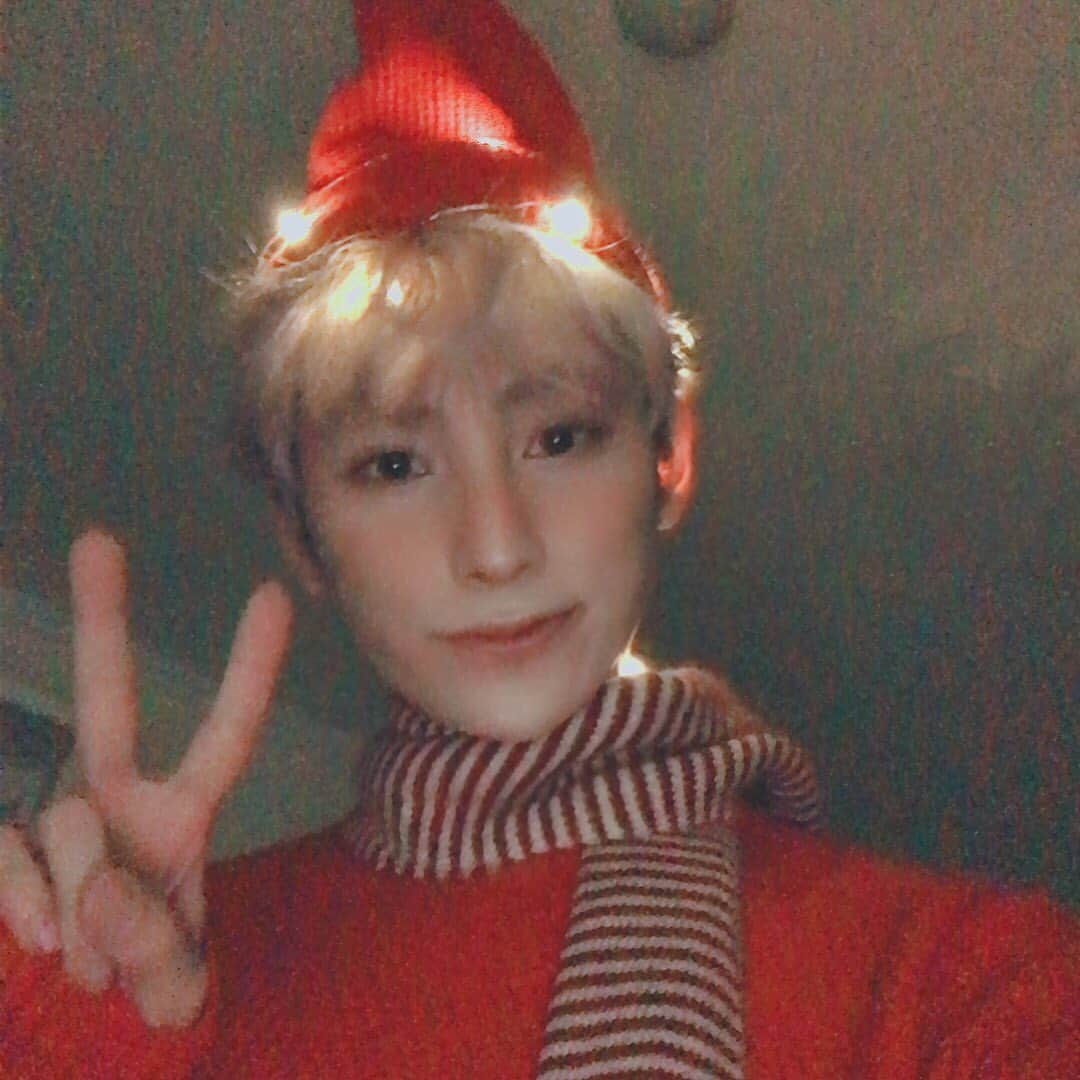 IN2ITさんのインスタグラム写真 - (IN2ITInstagram)「MERRY CHRISTMAS!!!!!! IN2U!!!!! ⛄️⛄️⛄️⛄️⛄️⛄️⛄️⛄️⛄️⛄️ ㅤㅤ  #인투잇 #인투유 #아이젝 #IN2IT #IN2U #Isaac #젝그 #오늘젝젝의크리스마스메이크업어땠어요 #배우고싶으면Vlive에서다시보기하면됩니다 #오늘은무료클래스였고 #나중에더배우고싶으면신청해야배울수있으니까 #망설이지말고지금바로젝젝메이크업커버고고 #나중에는이세상에서젝젝만할수있는메이크업만들어야겠다 #IsaacChristmasMakeUpChallenge #ImmaWaiting #IKnowThatYouGuysWantedToSignUpForMyClassButTheClassIsFullNow #WaitForTheNextSemester #TheresVariousClassesSoDontMissOutTheGreatChanceToBeTheUWUestPerson #MerryChristmasIN2U  ㅤㅤ  #BangJekPertamaKaliBuatMakeUpTutorialAdaSikitGementar #TapiMacamBolehTahanLaKan #BangJekAkanCelebrateChristmasDuluNantiBangJekDatangLagiYa #KasiTauSayaKalauMauJoinAcademyJekJekSebabKamiAdaPelbagaiKelas #聖誕節快樂 #有誰想參加傑傑的俱樂部 #你們要等到下一期才能報名因為這期太忙了 #要是你們參加的話你們一定能成為這世界上最快樂的人 #哥哥今天有點萌所以你們也要一起萌萌的 #從明天開始才性感哥哥 #跟我分享嘛你們聖誕過得怎麼樣」12月25日 22時43分 - official_in2it