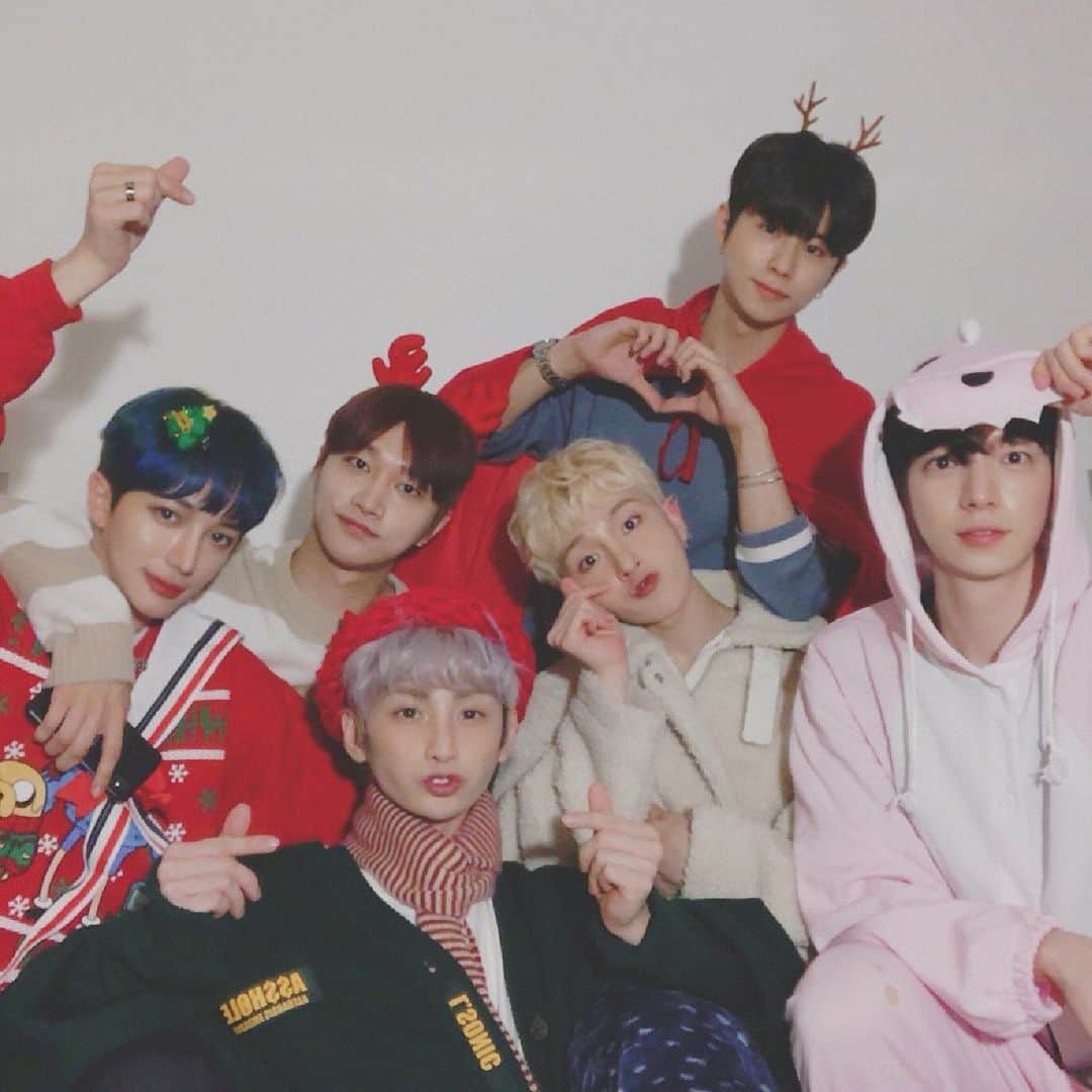 IN2ITさんのインスタグラム写真 - (IN2ITInstagram)「MERRY CHRISTMAS!!!!!! IN2U!!!!! ⛄️⛄️⛄️⛄️⛄️⛄️⛄️⛄️⛄️⛄️ ㅤㅤ  #인투잇 #인투유 #아이젝 #IN2IT #IN2U #Isaac #젝그 #오늘젝젝의크리스마스메이크업어땠어요 #배우고싶으면Vlive에서다시보기하면됩니다 #오늘은무료클래스였고 #나중에더배우고싶으면신청해야배울수있으니까 #망설이지말고지금바로젝젝메이크업커버고고 #나중에는이세상에서젝젝만할수있는메이크업만들어야겠다 #IsaacChristmasMakeUpChallenge #ImmaWaiting #IKnowThatYouGuysWantedToSignUpForMyClassButTheClassIsFullNow #WaitForTheNextSemester #TheresVariousClassesSoDontMissOutTheGreatChanceToBeTheUWUestPerson #MerryChristmasIN2U  ㅤㅤ  #BangJekPertamaKaliBuatMakeUpTutorialAdaSikitGementar #TapiMacamBolehTahanLaKan #BangJekAkanCelebrateChristmasDuluNantiBangJekDatangLagiYa #KasiTauSayaKalauMauJoinAcademyJekJekSebabKamiAdaPelbagaiKelas #聖誕節快樂 #有誰想參加傑傑的俱樂部 #你們要等到下一期才能報名因為這期太忙了 #要是你們參加的話你們一定能成為這世界上最快樂的人 #哥哥今天有點萌所以你們也要一起萌萌的 #從明天開始才性感哥哥 #跟我分享嘛你們聖誕過得怎麼樣」12月25日 22時43分 - official_in2it