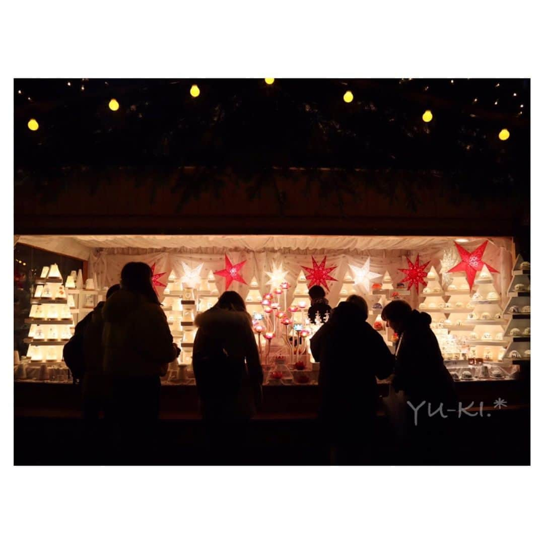 二見夕貴さんのインスタグラム写真 - (二見夕貴Instagram)「. 🎄 . WeinのXmas marketは オーナメントのお店が豊富だったなあ☺︎ ドイツに比べて。そんな気がした☺︎ . ちなみにこの #papierstern  紙でできた星のオーナメント とても好き☺️💕 白いの部屋に飾ってるけど カラフルなのもいいんだよな〜♡ . #merrychristmas #christmasmarket #christkindlmarkt #weihnachtsmarkt #wienerchristkindlmarkt #rathausplatz #wien #cameragirl #EOSkissM #travelgirl #ilovetravel #iloveeurope #メリークリスマス #クリスマスマーケット #市庁舎 #ウィーン #オーストリア #ドイツ語 #カメラ女子 #海外一人旅 #女子旅 #旅好き」12月25日 22時44分 - yyyuki___