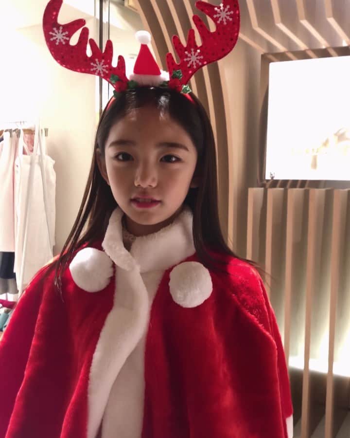 ウンチェのインスタグラム：「. 다들 즐거운 크리스마스 보내셨나요?🎄 #굿밤 보내세용♥️ . . . #크리스마스 #christmas #성탄절 #marrychristmas #메리크리스마스 #키즈모델 #아역배우 #이은채 #🎅🏻」