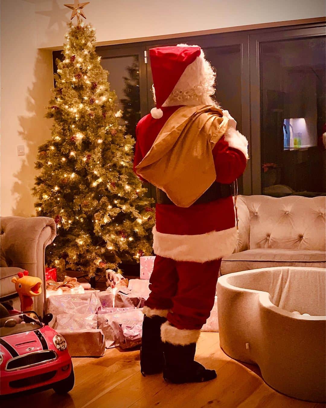 マックス・ウィットロックさんのインスタグラム写真 - (マックス・ウィットロックInstagram)「‪Father Christmas came to the Whitlock’s last night 😊‬ ‪Merry Christmas everyone 🎄‬」12月25日 22時37分 - maxwhitlock