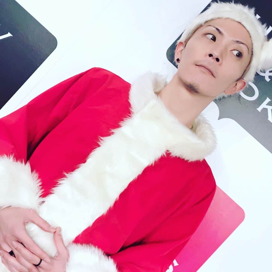 おばらよしおのインスタグラム：「今日は年内最後のリリースイベント in 渋谷HMVでしたお  今日もたくさんのファンのみなさま 本当にありがとうございます Xmasという事で サンタコスでの写メ会ですた  写真は 記念に撮ってる私と その隙に 私の財布からくすねようとしている うちの殿です  #クリスマス #Xmas #christmas  #サンタ #サンタクロース #コスプレ  #uno #リリイベ #hmv渋谷  #エグスプロージョン」