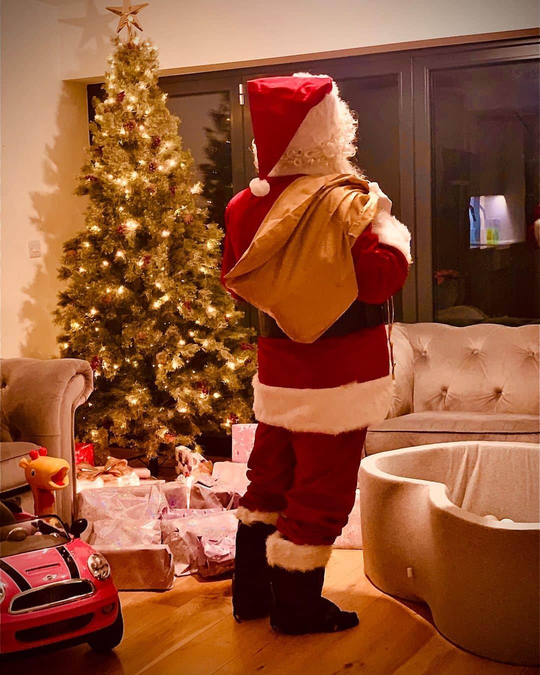 マックス・ウィットロックのインスタグラム：「‪Father Christmas came to the Whitlock’s last night 😊‬ ‪Merry Christmas everyone 🎄‬」