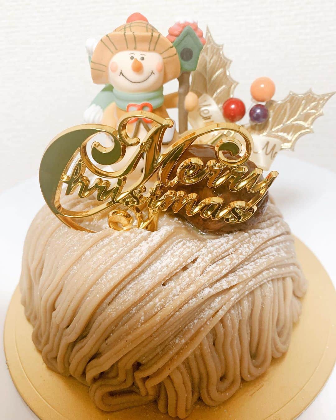愛純もえりのインスタグラム：「美味しいシャンパンと大好きなモンブランのホールケーキ🌰 . 幸せ❤️ . . メリークリスマス🎁🎄🎂 . . #トシヨロイヅカ  #ノエルモンブラン」