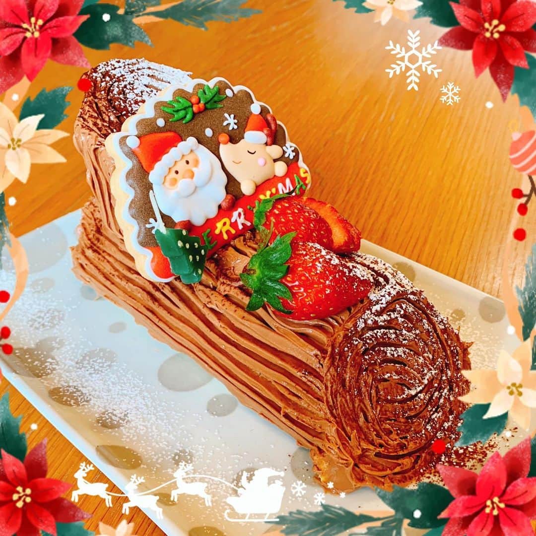 佐藤智美のインスタグラム：「人生初 #ブッシュドノエル  を作りました〜🎄✨✨ #クリスマス  #クリスマスケーキ  #クリスマスケーキ手作り  #クリスマスケーキ2019」