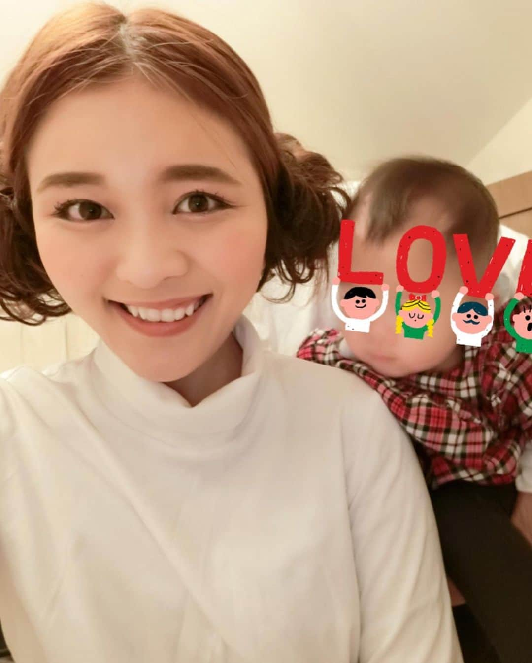 東紗友美さんのインスタグラム写真 - (東紗友美Instagram)「メリークリスマス❣️ グランドハイアットの名物映え系の美しきイルミネーションは、今となってはフォースを集めた場所だと思える。 時々シスの色（赤）が入ってしまうことすらも、昨今の世の中の混沌を反映しているかのようで。 それもまた感慨深くただただ良し。 2枚目は、レイア姫を映画館に送り出してくれた娘👶🎀 レイア姫ヘアーを触ってました...。気になったのかな。 娘にも、 フォースと共にあらんことを。 何度も言い聞かせています。 とても大事なことだから。 #メリークリスマス #Merry christmas #maytheforcebewithyou  @yuukisahara  @starwars  #princessleia  #レイア姫　#レイア姫ヘアー #スターウォーズ #スカイウォーカーの夜明け  #フォースと共にあらんことを  #フォースと共にあれ  #maytheforcebewithyou  #爆泣き　#グランドハイアット #クリスマスイルミネーション #starwars #ありがとうスターウォーズ」12月25日 22時40分 - higashisayumi