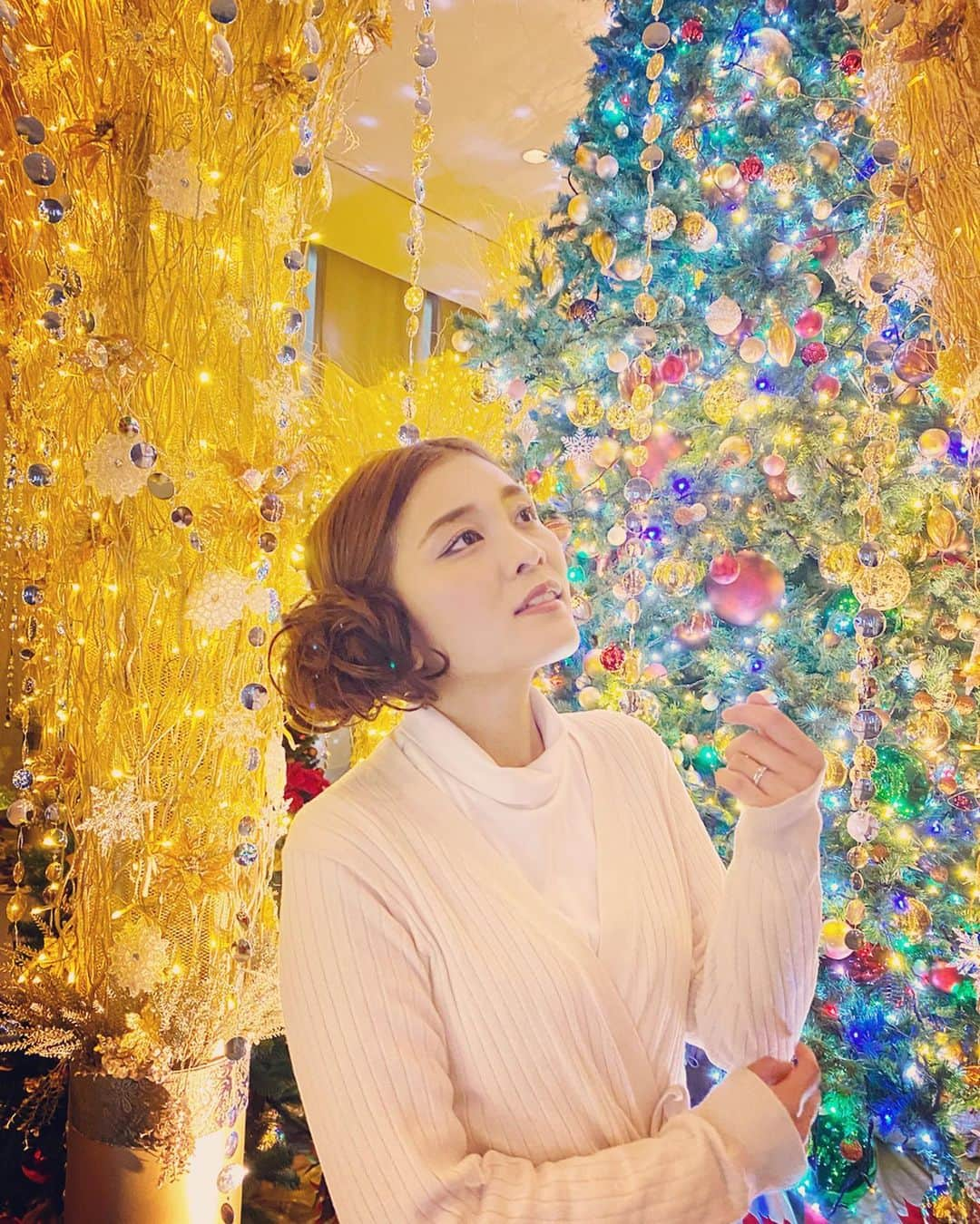 東紗友美さんのインスタグラム写真 - (東紗友美Instagram)「メリークリスマス❣️ グランドハイアットの名物映え系の美しきイルミネーションは、今となってはフォースを集めた場所だと思える。 時々シスの色（赤）が入ってしまうことすらも、昨今の世の中の混沌を反映しているかのようで。 それもまた感慨深くただただ良し。 2枚目は、レイア姫を映画館に送り出してくれた娘👶🎀 レイア姫ヘアーを触ってました...。気になったのかな。 娘にも、 フォースと共にあらんことを。 何度も言い聞かせています。 とても大事なことだから。 #メリークリスマス #Merry christmas #maytheforcebewithyou  @yuukisahara  @starwars  #princessleia  #レイア姫　#レイア姫ヘアー #スターウォーズ #スカイウォーカーの夜明け  #フォースと共にあらんことを  #フォースと共にあれ  #maytheforcebewithyou  #爆泣き　#グランドハイアット #クリスマスイルミネーション #starwars #ありがとうスターウォーズ」12月25日 22時40分 - higashisayumi