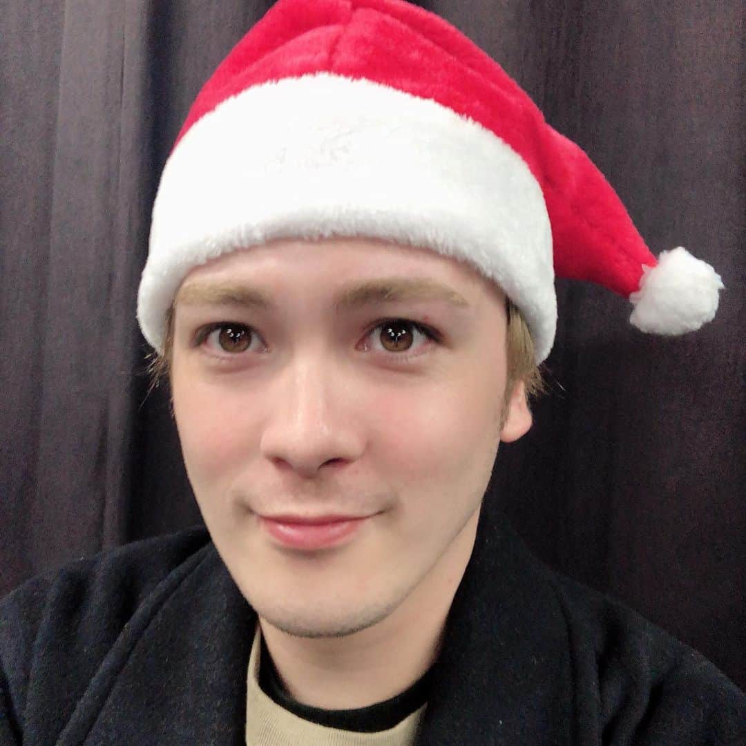 冨森ジャスティンのインスタグラム：「メリークリスマス！！ 稽古場から皆さんへ！ ジャスサンタお届け🎅笑 #クリスマス #サンタ」