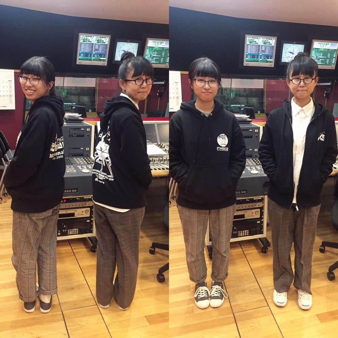 土井コマキのインスタグラム：「こんなことって！ADちゃんと服装が♡ ちなみに私が着てるのはヒロトさんデザインの今年のレディクレパーカー。ADちゃんが着てるのは802ワナビーズのユニフォーム。 #802tap #802wannabes」