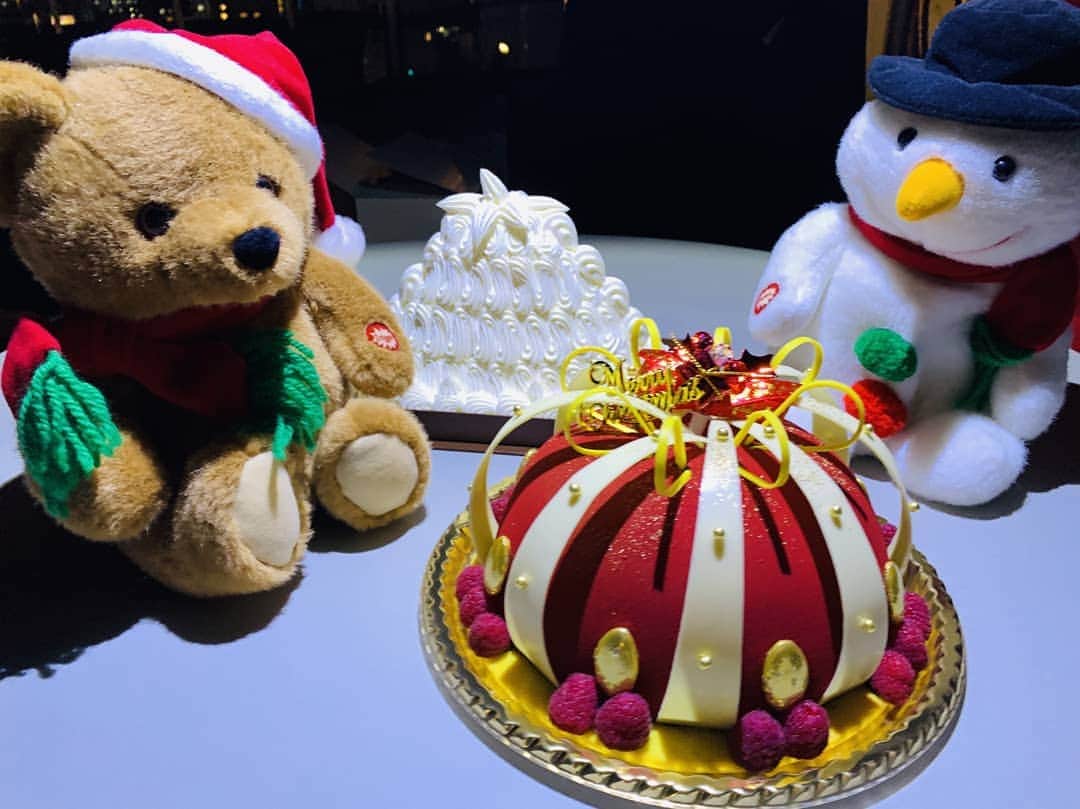 DJ KOOさんのインスタグラム写真 - (DJ KOOInstagram)「Merry Christmas ！！今年のクリスマスケーキは #パレス のモンブランと #ヒルトン のザ・クラウン！！映え映え～！！沸いた～！！家族皆で楽しく食べました！！ #Christmas #クリスマスケーキ #DJKOO #ハルクホーガン に似てきた」12月25日 22時50分 - dj_koo1019