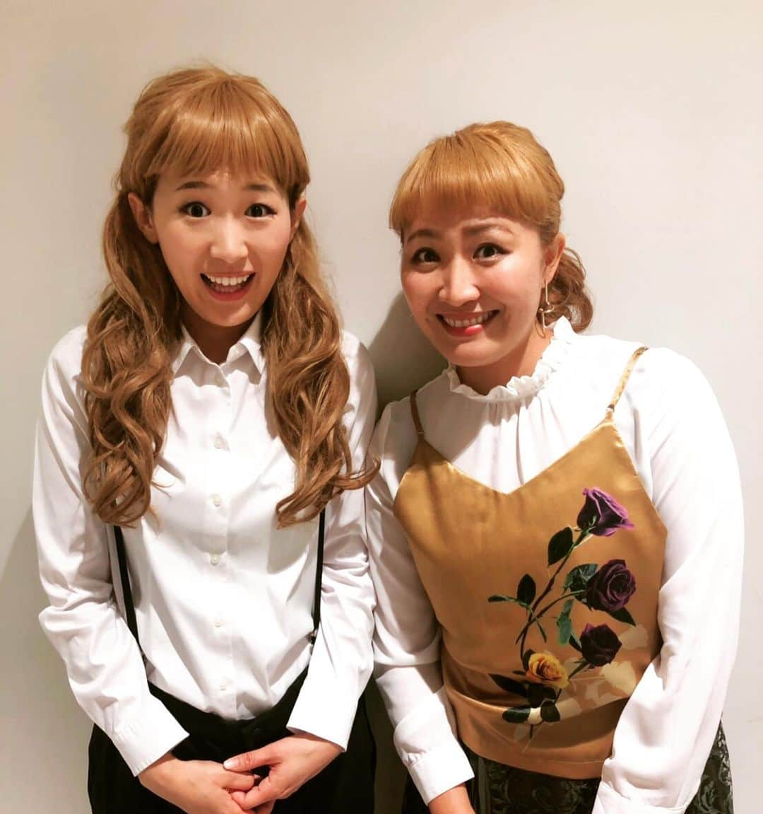 沙羅さんのインスタグラム写真 - (沙羅Instagram)「まるかり姉妹💖同い歳だけどね☺️ またもや共演できて嬉しいー！ 謎の手紙とパン🥖をくれました！笑 カズダンスばりに感謝が止まりません⚽️わかります？  12月27日19:00〜『沸騰ワード10』年末4hSP見てね〜‼️ #沸騰ワード10 #日本テレビ #丸山桂里奈 #沙羅 #ものまね」12月25日 22時51分 - sarapika128