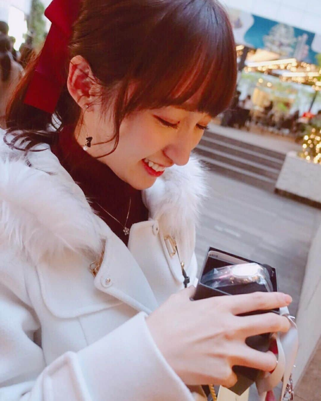 山木梨沙のインスタグラム：「. もらってから毎日つけてる♡  #country_girls #morningmusume19 #譜久村聖  #石田亜佑美 #山木梨沙 #ピンキーリング #時計 #嬉しくてめちゃくちゃ写真撮る後ろ姿笑」