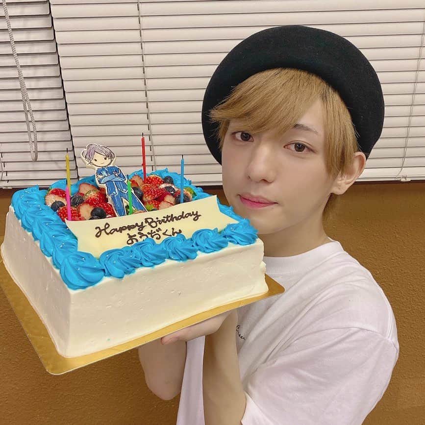 こんどうようぢのインスタグラム：「happy birthday to me. I turned 16. (lying)  沢山のメッセージありがとう。  気持ちは16歳ですが、 もう身体は27歳なので 健康を第一に頑張っていきます。  あと少しで誕生日終わっちゃう... 大事に過ごします。  #ようぢくん誕生日おめでとう」