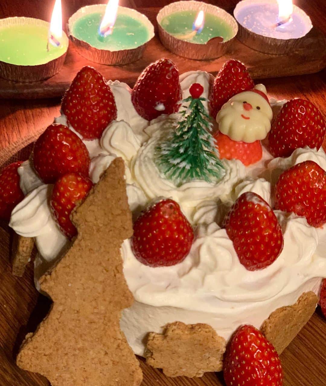 AYUMIさんのインスタグラム写真 - (AYUMIInstagram)「手作りの全粒粉クッキーと 天然酵母のケーキでChristmas cakeを🎂 . 娘が学校で作ってきた手作りの キャンドルを灯して🕯 happy Merry Christmas💫 . . #happymerrychristmas  #christmascake  #手作り #全粒粉のクッキー #天然酵母のケーキ #娘と #AYUMIご飯」12月25日 22時55分 - ayumiayunco