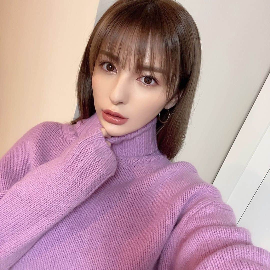 スミス楓のインスタグラム：「𝐌𝐞𝐫𝐲𝐲 𝐂𝐡𝐫𝐢𝐬𝐭𝐦𝐚𝐬💗❄️ ﻿ ﻿ おうちでケンタッキーの夜🎅🏼🍗﻿ #予約するの忘れて今年も並んだ 🤧﻿ ﻿ みんなサンタさんきた？😂🎄🎁」