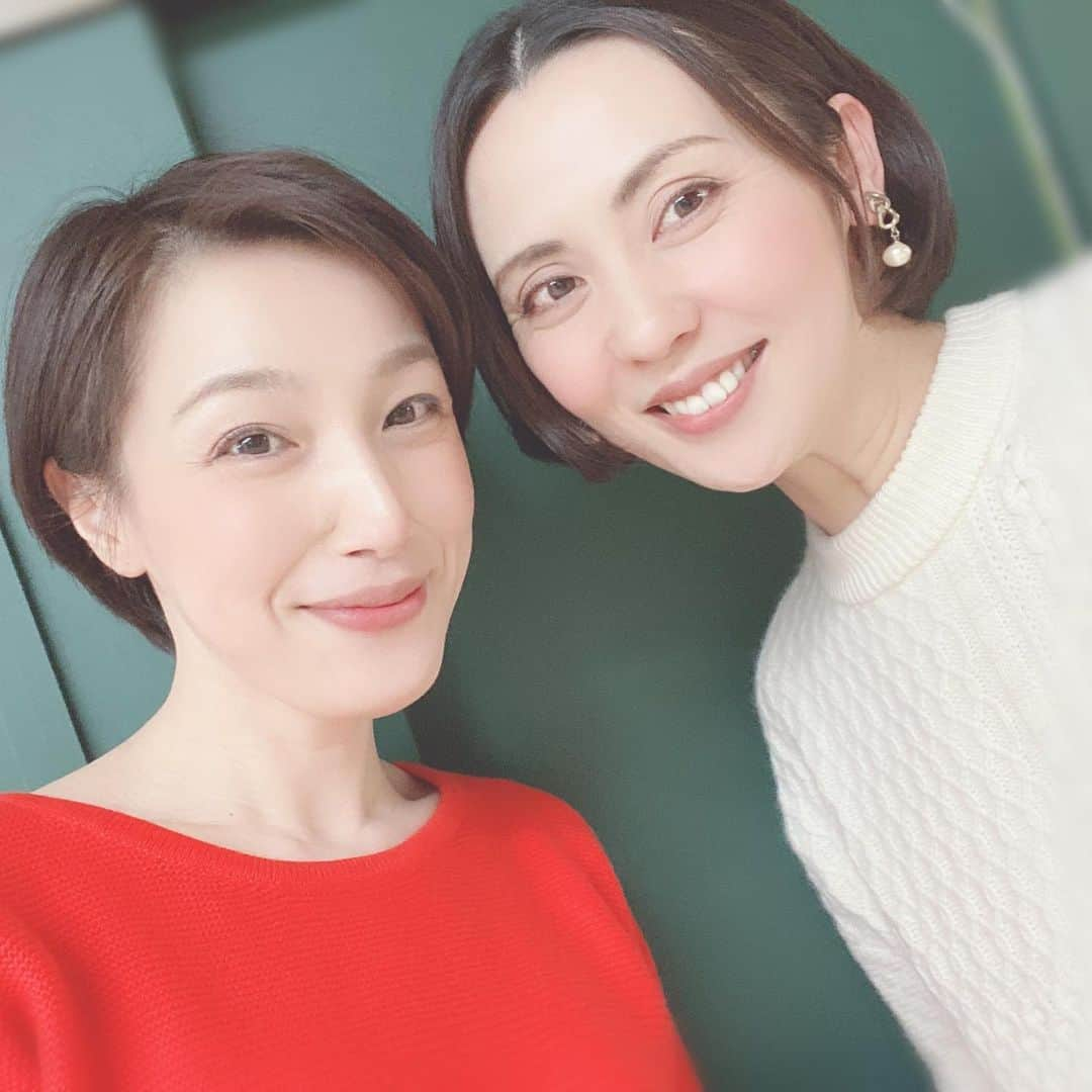 緒月遠麻さんのインスタグラム写真 - (緒月遠麻Instagram)「☺︎ うちら 恥ずかしいくらい クリスマスカラー。笑 #上田久美子 #緒月遠麻  くーみんの ややマシンガントークと シンガポール料理。 それはそれは 大人の時間でした🎅  Merry Xmas🔔」12月25日 22時57分 - toma_ozuki