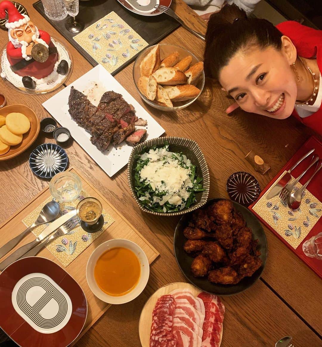 鈴木六夏さんのインスタグラム写真 - (鈴木六夏Instagram)「Xmasディナーのテーブルに  誰よりも熱い視線を送る人😂人？🐕‍🦺 そしてこの方登場🤣Merry Xmas！」12月25日 22時58分 - rikuka.62