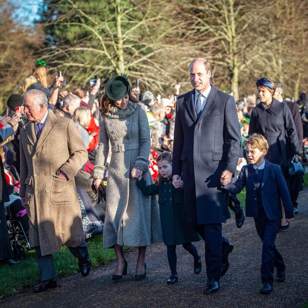 ウィリアム（ケンブリッジ公）さんのインスタグラム写真 - (ウィリアム（ケンブリッジ公）Instagram)「Happy Christmas!  This morning The Prince of Wales, The Duke and Duchess of Cambridge, Prince George and Princess Charlotte joined Her Majesty The Queen and Members of @TheRoyalFamily for the Christmas Day morning church service at St Mary Magdalene Church in Sandringham.  Photo 📷 by PA」12月25日 23時04分 - princeandprincessofwales