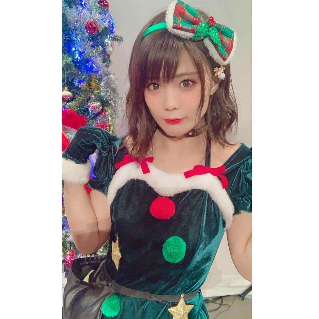 川村虹花さんのインスタグラム写真 - (川村虹花Instagram)「メリークリスマス🎁❤️ 今日はツリー🎄 #もうちょっとで誕生日🎂」12月25日 23時05分 - nanaka_kawamura