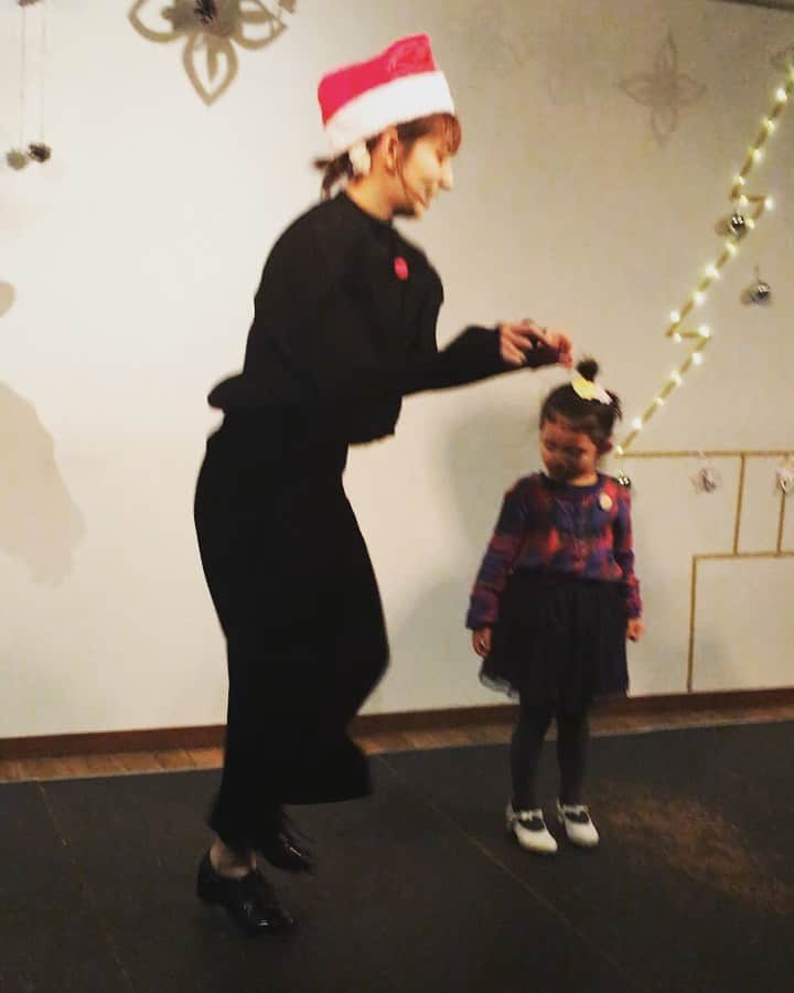 今村沙緒里のインスタグラム：「Merry Christmas🌲✨ クリスマスパーティー。 みんなでTAP👞👞 リズム感と、楽しむキモチ★ 何歳でも、ワクワクしたい。 #merrychristmas #music #tap #dance #feeling #love #クリスマス #パーティー」
