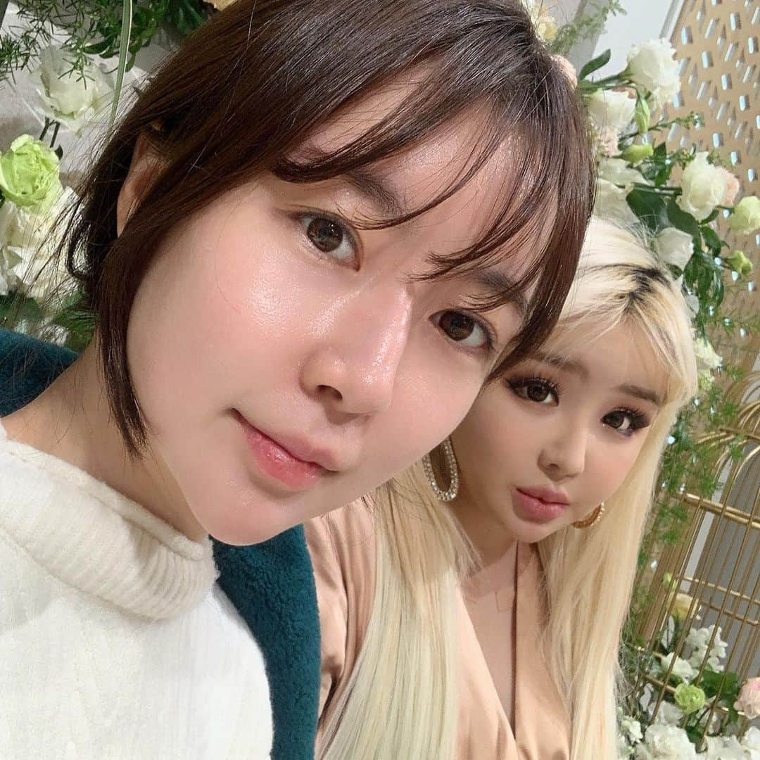 パク・ボムのインスタグラム：「크리스마스 이브때 어제 대구 행사 끝나고서... (민쇼닝과 함께) #2ne1 @dnation_official #dnation #디네이션 #박봄 #parkbom #bompark #ぼム #朴春‎#بارك_بوم#」