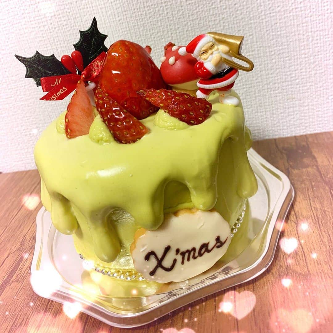 Yukaのインスタグラム：「メリクリ🎄 今年のクリスマスケーキ🎂 ピスタチオの苺ケーキにした 中に苺ムースがたっぷり入ってて、甘酸っぱくて激うまだった そういえば、最近ピスタチオにハマってる😆 - 今年のクリスマスも幸せでした🥰💕 ありがとーーーー😽  #xmas#christmas#merrychristmas#merryxmas#holiday#cake#pistachio#ピスタチオ#ケーキ#クリスマスケーキ#クリスマス#メリークリスマス#メリクリ#いちご#苺#イチゴ#ショートケーキ#クリスマスイブ#クリスマスパーティー」