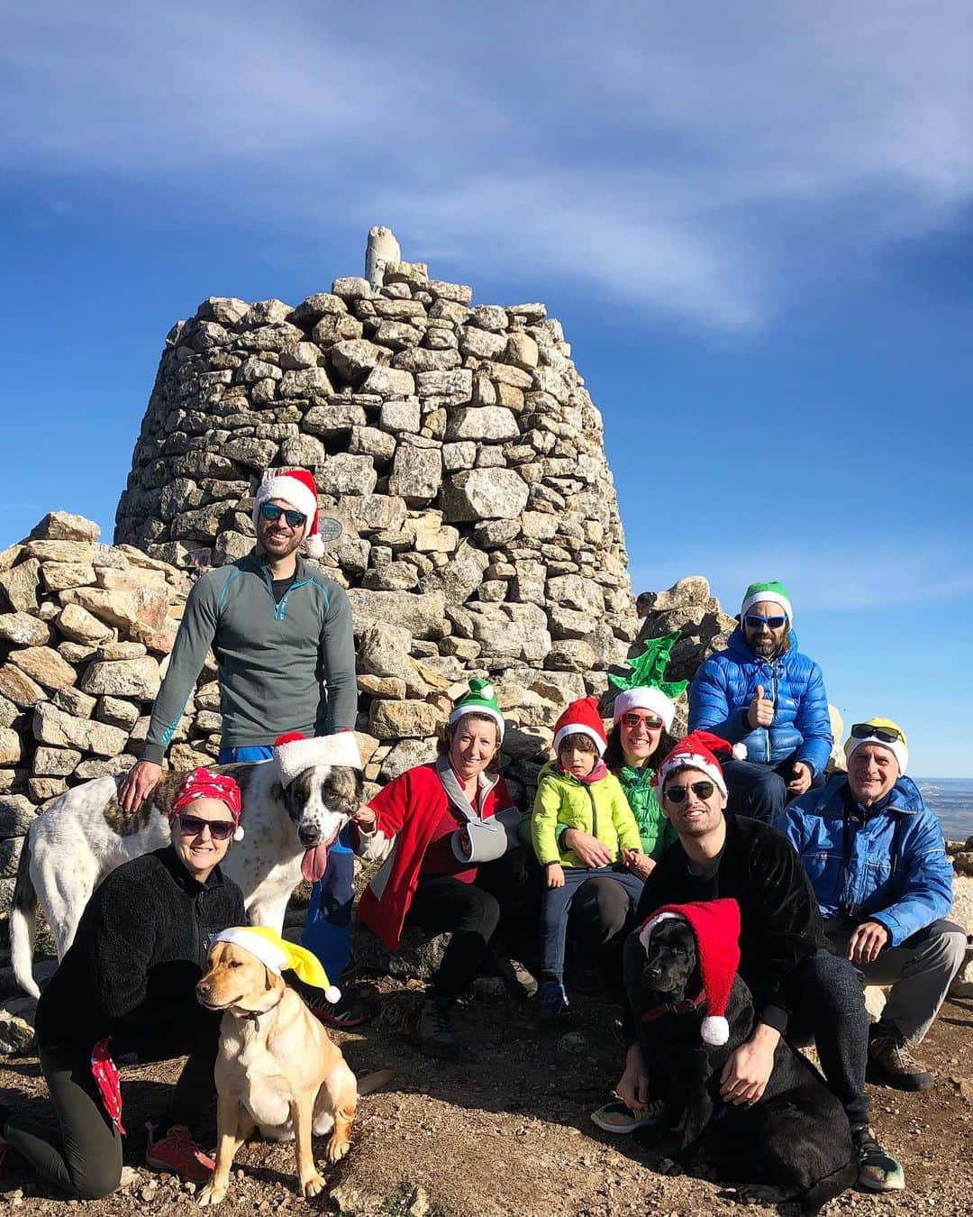 ハビエル・ラジャのインスタグラム：「Una tradición de 22 años 🏔  Feliz navidad 🐶🎄🎅」
