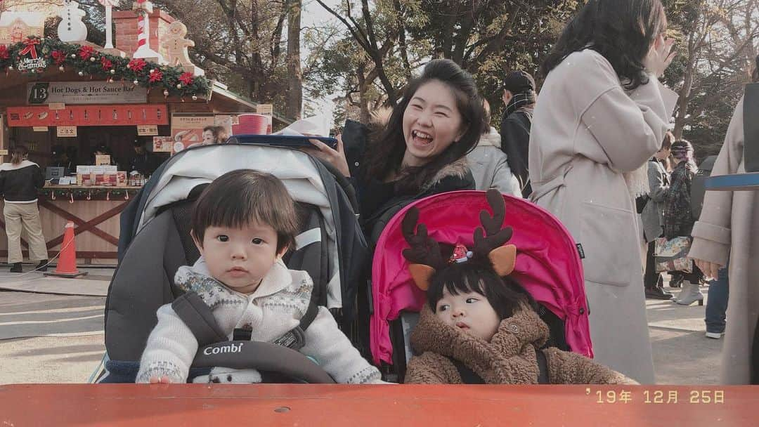 落合恭子さんのインスタグラム写真 - (落合恭子Instagram)「🦌 クリスマスを探しに芝公園へ 今年も#uglysweater 着てお出かけできて幸せなクリスマスになりました🏅 . 子供たちも同い年同士仲良くしてくれて ってかなんかイチャイチャしててクリスマスって素晴らしいなと母は思いました🧸🎄 . さこちゃんトナカイカチューシャめちゃくちゃ似合ってたよ〜☺️ . #xmas #christmasmarket #uglychristmassweater #baby #winter #抱きつく　#息子　#受け入れる　#娘」12月25日 23時12分 - kyokomarch5th