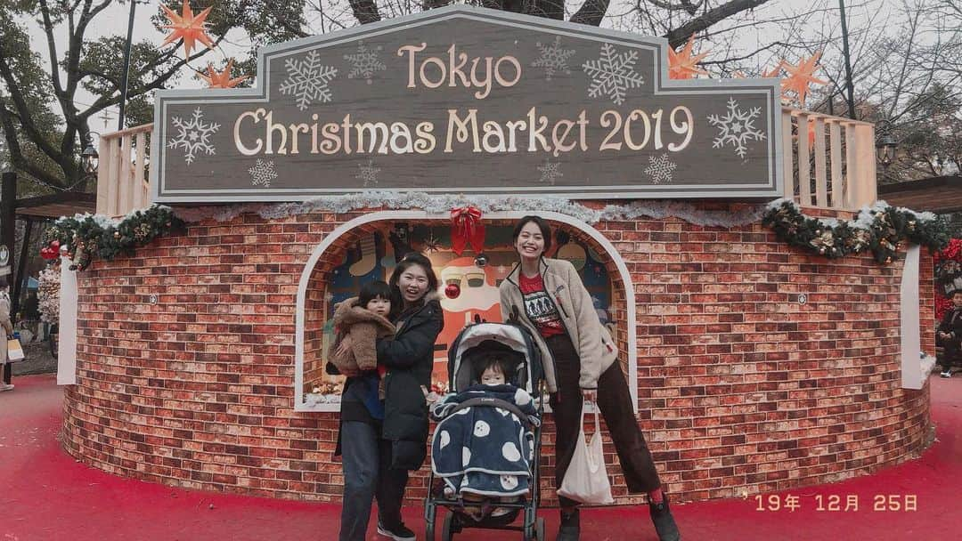 落合恭子のインスタグラム：「🦌 クリスマスを探しに芝公園へ 今年も#uglysweater 着てお出かけできて幸せなクリスマスになりました🏅 . 子供たちも同い年同士仲良くしてくれて ってかなんかイチャイチャしててクリスマスって素晴らしいなと母は思いました🧸🎄 . さこちゃんトナカイカチューシャめちゃくちゃ似合ってたよ〜☺️ . #xmas #christmasmarket #uglychristmassweater #baby #winter #抱きつく　#息子　#受け入れる　#娘」