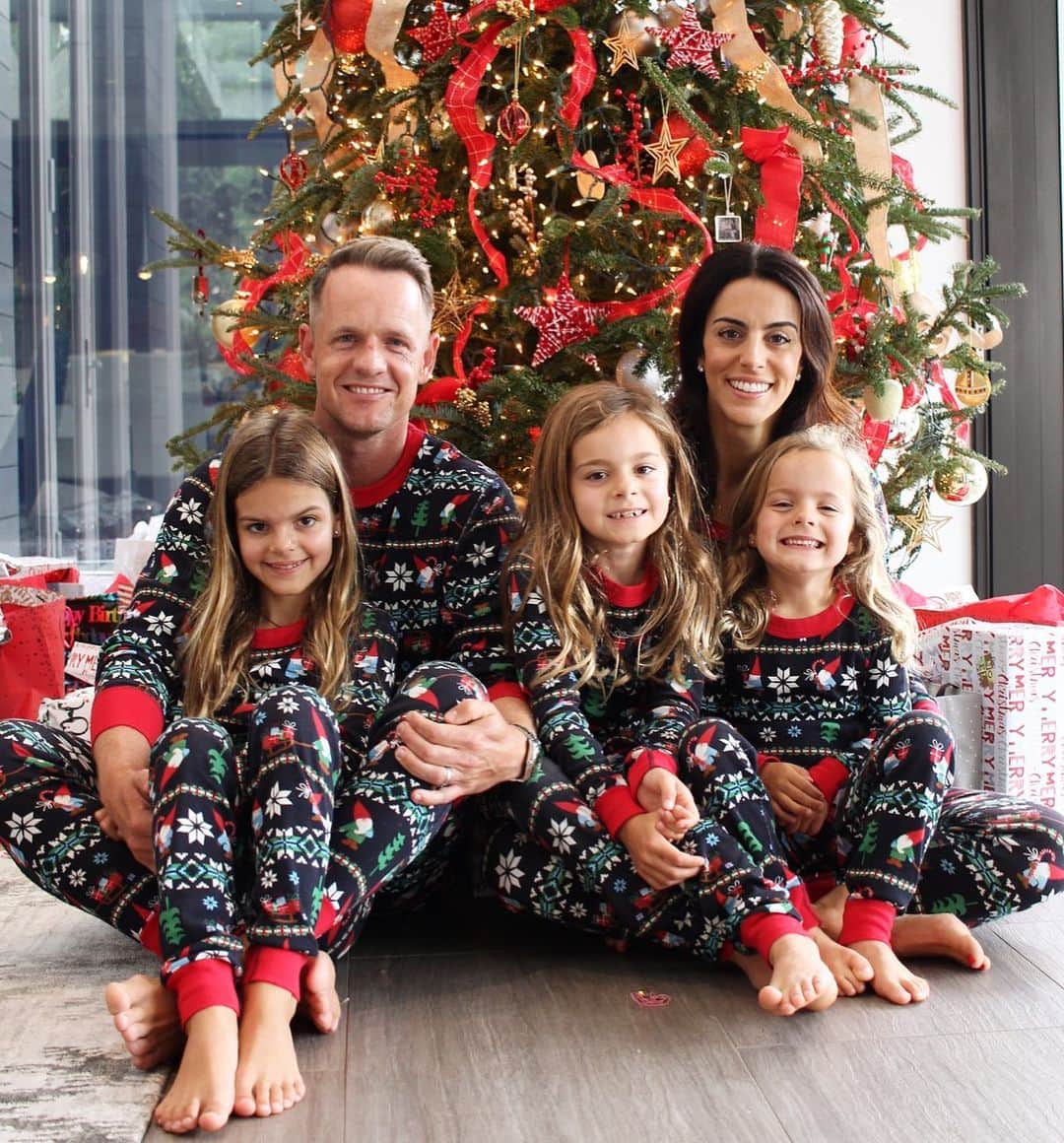 ルーク・ドナルドのインスタグラム：「Wishing everyone a blessed and Merry Christmas from the Donalds #christmaspjs #mygirls #thetraditioncontinues🎅🏼 🎁 🌲」