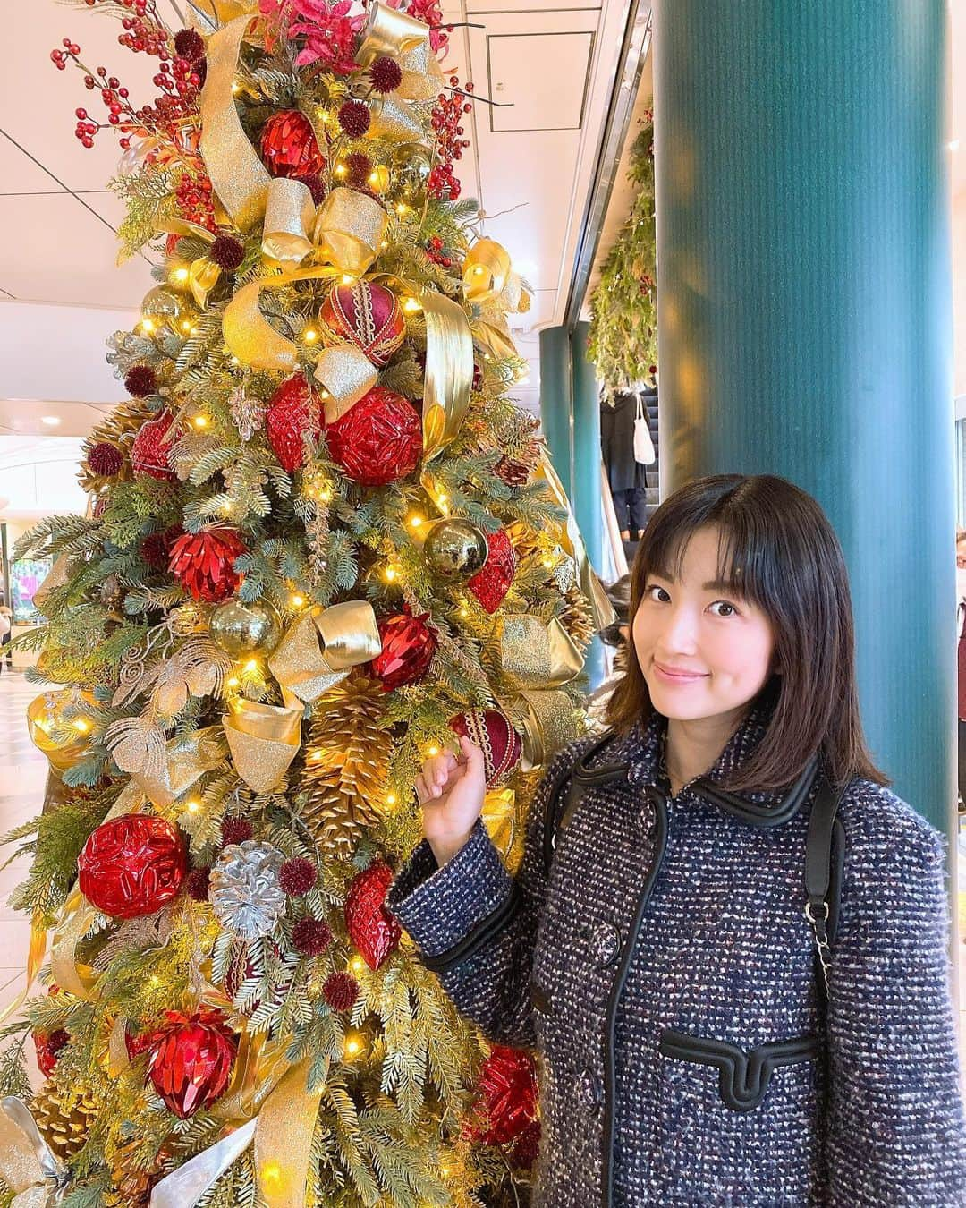 庄司ゆうこさんのインスタグラム写真 - (庄司ゆうこInstagram)「この写真アップするのすっかり忘れてた😂 クリスマス終わったらアップしずらくなるから今のうちに、、笑 そしてももちゃんへのクリスマスプレゼントもたくさん頂きました💖 最後のうまい棒はももちゃんまだ食べられないから私が頂きます✨笑 70本も入ってた🤣色んな味が入ってるから1日1本頂きますっ❤️笑笑 #メリークリスマス#ウェスティンホテル東京#クリスマスツリー#サンタコス#親子コーデ#クリスマスプレゼント#アンパンマン#おもちゃの携帯#いつも私の携帯#触ろうとするから#こっちで遊んでくれるといいな」12月25日 23時15分 - yuko.shoji