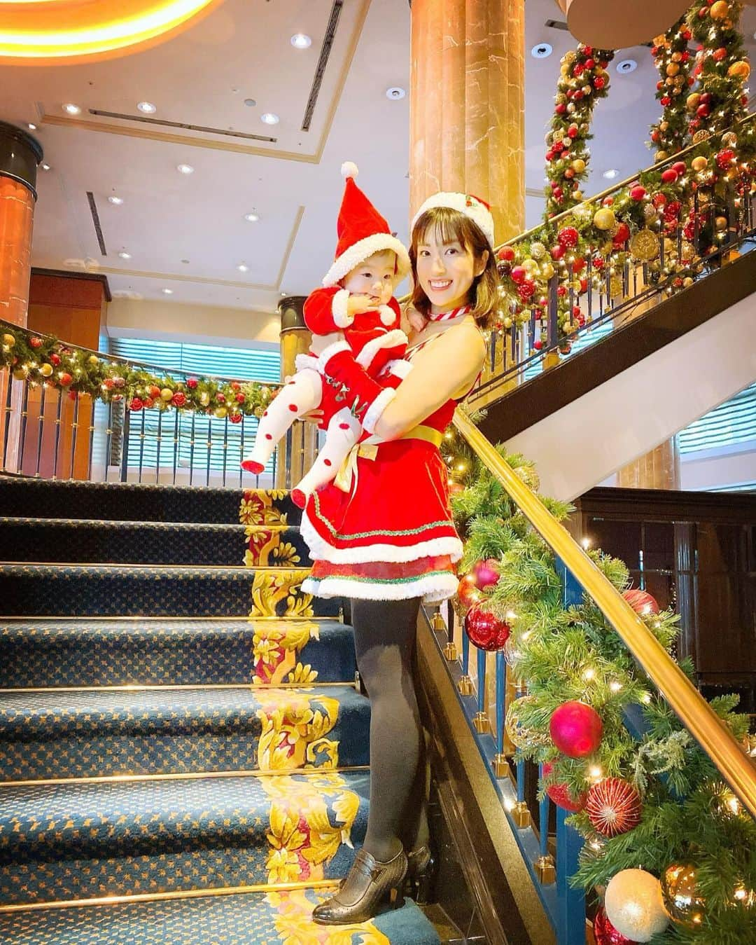 庄司ゆうこさんのインスタグラム写真 - (庄司ゆうこInstagram)「この写真アップするのすっかり忘れてた😂 クリスマス終わったらアップしずらくなるから今のうちに、、笑 そしてももちゃんへのクリスマスプレゼントもたくさん頂きました💖 最後のうまい棒はももちゃんまだ食べられないから私が頂きます✨笑 70本も入ってた🤣色んな味が入ってるから1日1本頂きますっ❤️笑笑 #メリークリスマス#ウェスティンホテル東京#クリスマスツリー#サンタコス#親子コーデ#クリスマスプレゼント#アンパンマン#おもちゃの携帯#いつも私の携帯#触ろうとするから#こっちで遊んでくれるといいな」12月25日 23時15分 - yuko.shoji