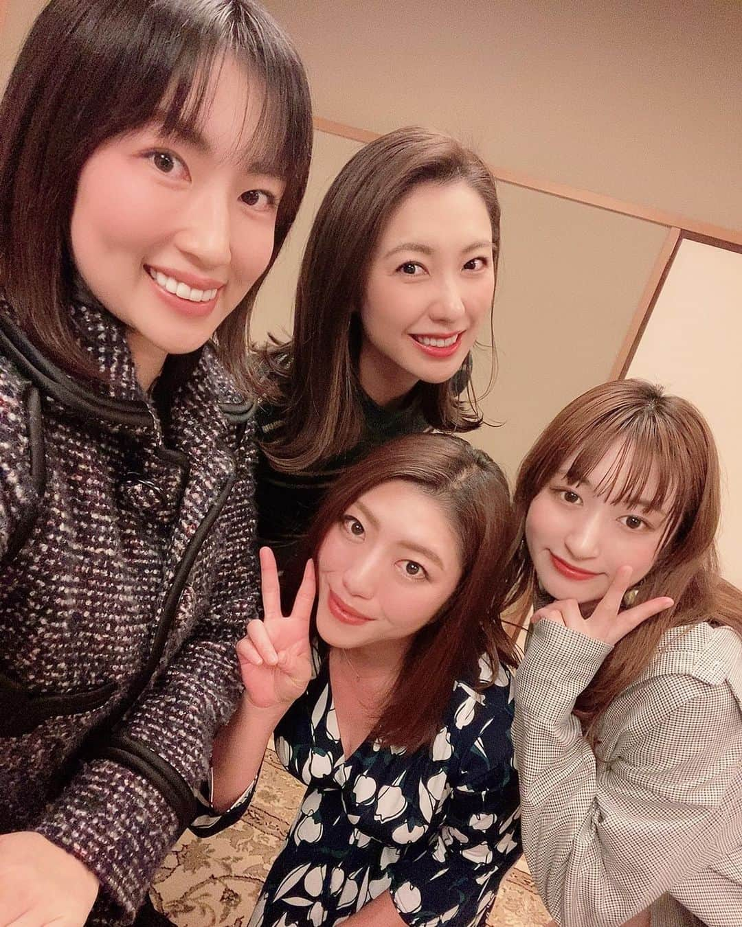 庄司ゆうこさんのインスタグラム写真 - (庄司ゆうこInstagram)「この写真アップするのすっかり忘れてた😂 クリスマス終わったらアップしずらくなるから今のうちに、、笑 そしてももちゃんへのクリスマスプレゼントもたくさん頂きました💖 最後のうまい棒はももちゃんまだ食べられないから私が頂きます✨笑 70本も入ってた🤣色んな味が入ってるから1日1本頂きますっ❤️笑笑 #メリークリスマス#ウェスティンホテル東京#クリスマスツリー#サンタコス#親子コーデ#クリスマスプレゼント#アンパンマン#おもちゃの携帯#いつも私の携帯#触ろうとするから#こっちで遊んでくれるといいな」12月25日 23時15分 - yuko.shoji