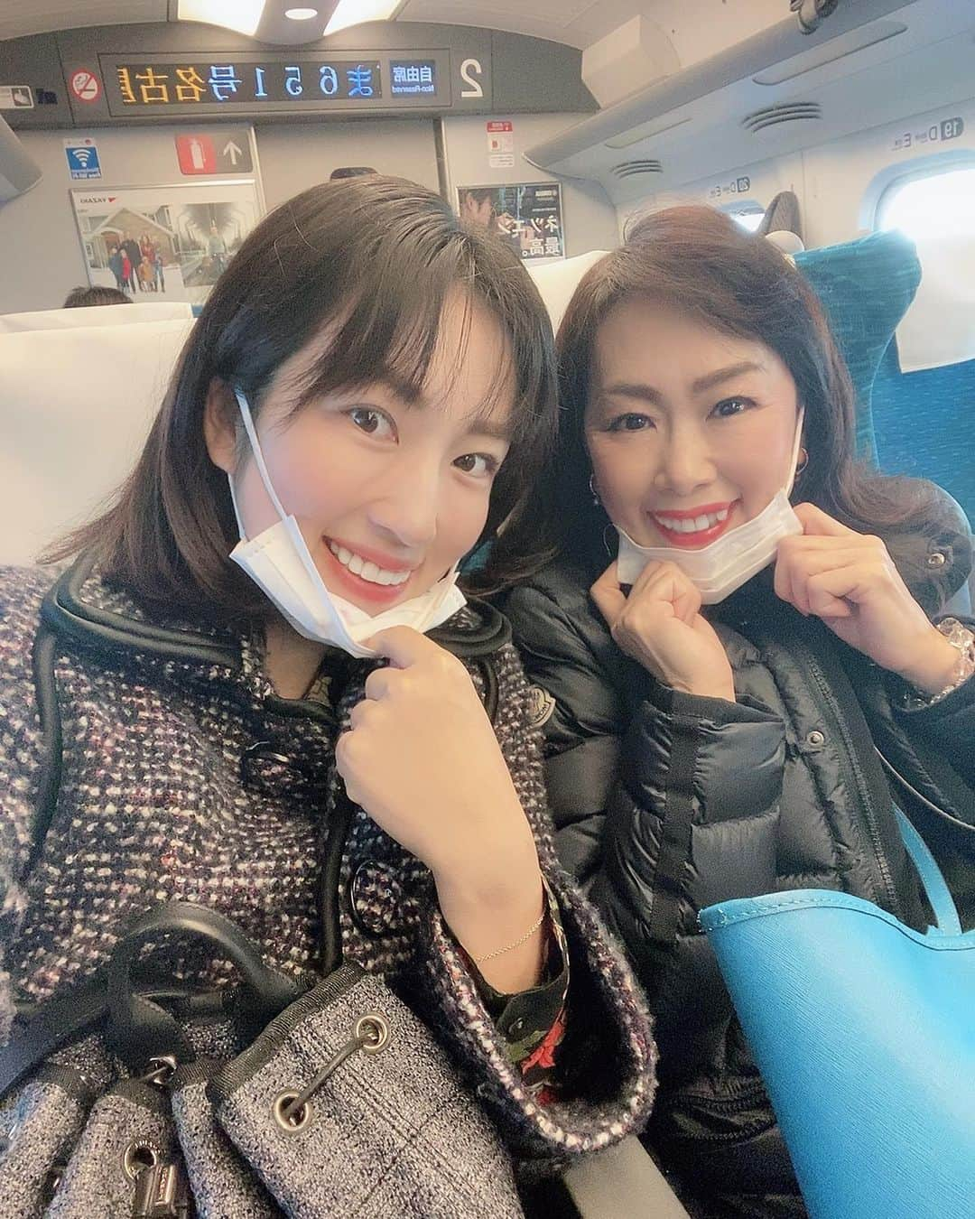 庄司ゆうこさんのインスタグラム写真 - (庄司ゆうこInstagram)「この写真アップするのすっかり忘れてた😂 クリスマス終わったらアップしずらくなるから今のうちに、、笑 そしてももちゃんへのクリスマスプレゼントもたくさん頂きました💖 最後のうまい棒はももちゃんまだ食べられないから私が頂きます✨笑 70本も入ってた🤣色んな味が入ってるから1日1本頂きますっ❤️笑笑 #メリークリスマス#ウェスティンホテル東京#クリスマスツリー#サンタコス#親子コーデ#クリスマスプレゼント#アンパンマン#おもちゃの携帯#いつも私の携帯#触ろうとするから#こっちで遊んでくれるといいな」12月25日 23時15分 - yuko.shoji