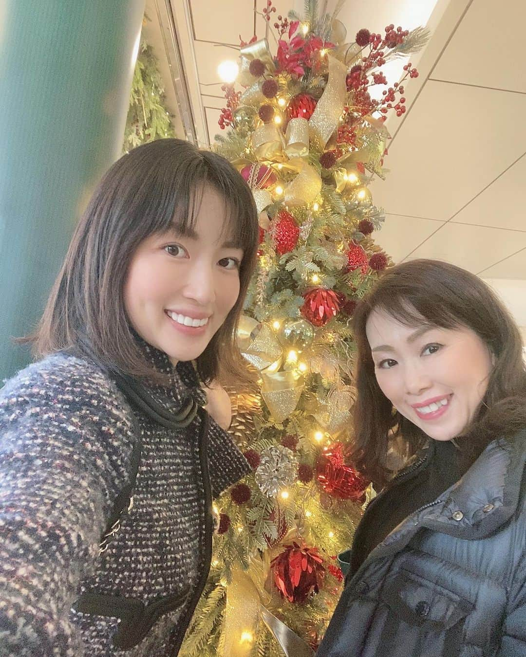 庄司ゆうこさんのインスタグラム写真 - (庄司ゆうこInstagram)「この写真アップするのすっかり忘れてた😂 クリスマス終わったらアップしずらくなるから今のうちに、、笑 そしてももちゃんへのクリスマスプレゼントもたくさん頂きました💖 最後のうまい棒はももちゃんまだ食べられないから私が頂きます✨笑 70本も入ってた🤣色んな味が入ってるから1日1本頂きますっ❤️笑笑 #メリークリスマス#ウェスティンホテル東京#クリスマスツリー#サンタコス#親子コーデ#クリスマスプレゼント#アンパンマン#おもちゃの携帯#いつも私の携帯#触ろうとするから#こっちで遊んでくれるといいな」12月25日 23時15分 - yuko.shoji