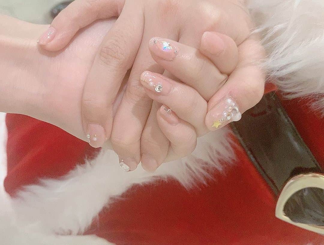 高柳明音さんのインスタグラム写真 - (高柳明音Instagram)「Merry Christmas!! いつも自分の爪は セルフでやってるけど 美奈がやってって 言ってくれてやったあげたけど 初めてだからちょっと 緊張したぁー笑  らんちゃんのミッドナイト ドキュメンタリーみながら お話ししながらの あっという間の2時間でした。  #クリスマスネイル」12月25日 23時15分 - akane_o8o