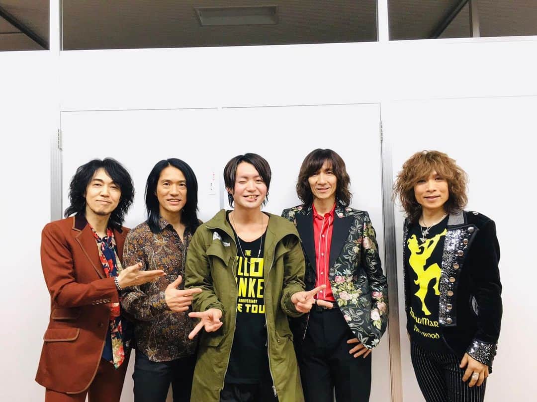 辻村勇太のインスタグラム：「‪レディクレトリビュートバンド無事に終わりました！‬ ‪イエモンご本人達が出てきたり渋谷すばるさんが歌ったりとサプライズ満載のライブでした！‬ ‪見てくれてるみんなはもちろん、自分も最大限に楽しめてよかったっす！！‬ ‪最後にイエモンのみなさんと写真撮れて幸せでした！ありがとうございました！！‬ #radiocrazy #extracrazyband  #theyellowmonkey」