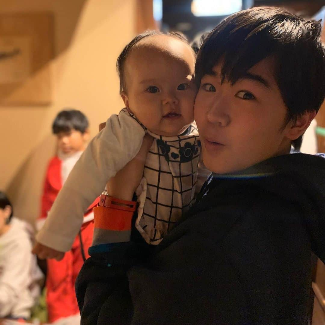 鈴木福さんのインスタグラム写真 - (鈴木福Instagram)「サンタさん！ 来ました！！ やったぁぁぁぁ～！！！！！ しかも欲しかったやつ！ ブレスレットとアンダーシャツ！  そしてもうひとつプレゼント！ 可愛いいとこに会えました！(笑)  みなさんメリークリスマス！  #メリークリスマス#クリスマス#サンタさん#ブレスレット#アンダーシャツ#いとこ#プレゼント」12月25日 23時15分 - s_fuku_te