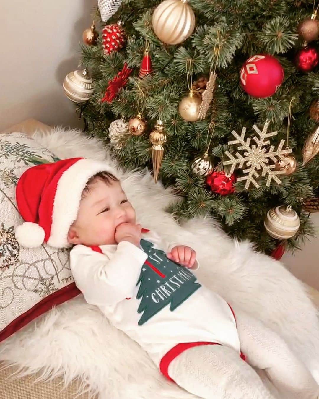 ありさトレイシーのインスタグラム：「#merrychristmas #2019 #4month #1stchristmas #christmasparty #costco #chicken #santaclaus #present #babyboy #love #england」